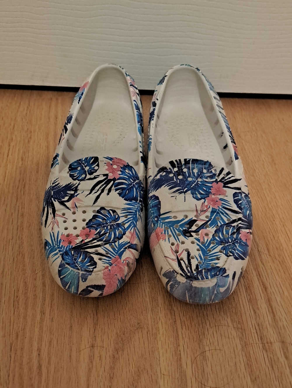 Floafers Womens Size 6 Tropical White, Blue & Pink